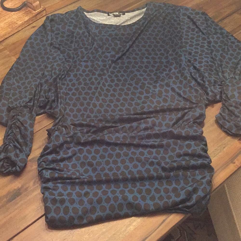 Kenzie: stretchy, drapey top. Black and Blue.